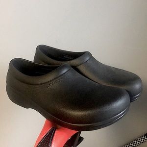 Crocs at Work (unisex- men’s 9 women’s 11)